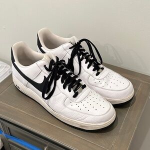 Nike Men's Black and White Leather Sneakers